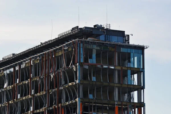 KYIV, UKRAINE - 19 Mayıs 2022: 20 Mart 2022 'deki Rus bombardıman saldırısının ardından bir Retroville alışveriş merkezinin kalıntıları görüldü