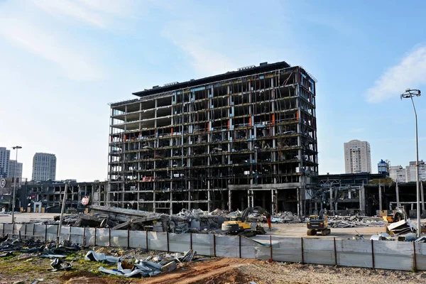 KYIV, UKRAINE - 19 Mayıs 2022: 20 Mart 2022 'deki Rus bombardıman saldırısının ardından bir Retroville alışveriş merkezinin kalıntıları görüldü