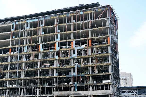 KYIV, UKRAINE - 19 Mayıs 2022: 20 Mart 2022 'deki Rus bombardıman saldırısının ardından bir Retroville alışveriş merkezinin kalıntıları görüldü