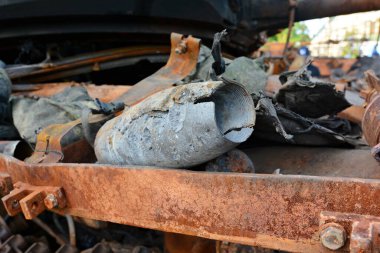 KYIV, UKRAINE - 23 Mayıs 2022: Mykhailivska Meydanı 'nda Kyiv' de sergilenen bir Rus tankının Kyiv bölgesinde düşen bir Rus tankının mermisi yıkıldı. Rusya 24 Şubat 2022 'de Ukrayna' yı işgal etti.