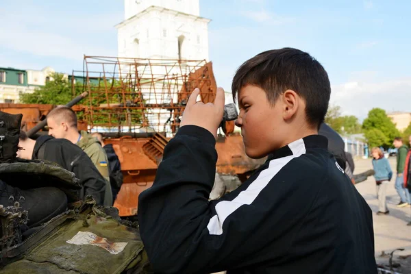 Quiiv Ucrânia Maio 2022 Cara Examina Binóculos Queimados Exército Russo — Fotografia de Stock