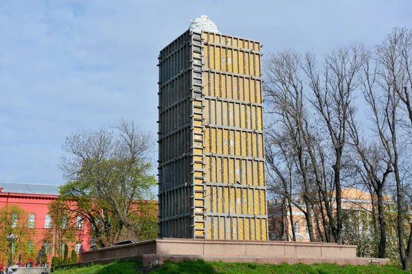 Спорудження Щитів Навколо Пам Ятника Письменнику Тарасу Шевченку Щоб Захистити — стокове фото