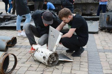 İki adam Kyiv bölgesinde vurulan bir Rus füzesinin kuyruğunu inceliyor. Rus birlikleri Ukrayna 'yı tamamen işgal etmeye devam ediyor. Rusya 24 Şubat 2022 'de Ukrayna' yı işgal etti ve 2. Dünya Savaşı 'ndan bu yana Avrupa' daki en büyük askeri saldırıyı kışkırttı..