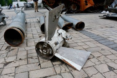 Kyiv bölgesinin üzerinde vurulan Rus füzesinin motorunun bir parçası. Rus birlikleri Ukrayna 'yı tamamen işgal etmeye devam ediyor. Rusya 24 Şubat 2022 'de Ukrayna' yı işgal ederek Avrupa 'daki en büyük askeri saldırıyı kışkırttı.