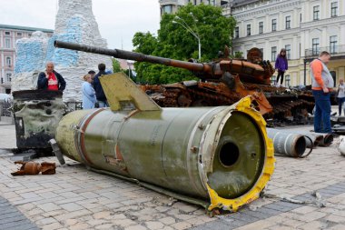 Bir adam, Kyiv bölgesinde vurulan Rus Point U füzesinin yanından geçiyor. Rus birlikleri Ukrayna 'yı tamamen işgal etmeye devam ediyor. Rusya 24 Şubat 2022 'de Ukrayna' yı işgal etti ve Avrupa 'da Dünya' dan bu yana meydana gelen en büyük askeri saldırıyı kışkırttı. 