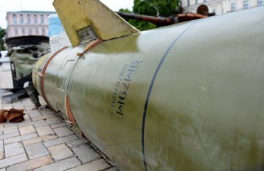 Kyiv bölgesinin üzerinde vurulan Rus Point U füzesinin bir parçası. Rus birlikleri Ukrayna 'yı tamamen işgal etmeye devam ediyor. Rusya 24 Şubat 2022 'de Ukrayna' yı işgal etti ve Avrupa 'da Dünya' dan bu yana meydana gelen en büyük askeri saldırıyı kışkırttı.