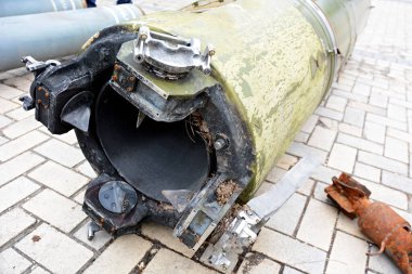 Kyiv bölgesinin üzerinde vurulan Rus Point U füzesinin bir parçası. Rus birlikleri Ukrayna 'yı tamamen işgal etmeye devam ediyor. Rusya 24 Şubat 2022 'de Ukrayna' yı işgal etti ve Avrupa 'da Dünya' dan bu yana meydana gelen en büyük askeri saldırıyı kışkırttı.