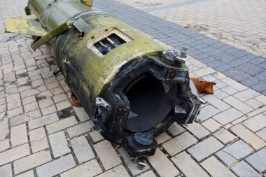 Kyiv bölgesinin üzerinde vurulan Rus Point U füzesinin bir parçası. Rus birlikleri Ukrayna 'yı tamamen işgal etmeye devam ediyor. Rusya 24 Şubat 2022 'de Ukrayna' yı işgal etti ve Avrupa 'da Dünya' dan bu yana meydana gelen en büyük askeri saldırıyı kışkırttı.