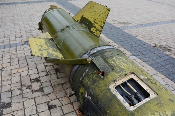 Kyiv bölgesinin üzerinde vurulan Rus Point U füzesinin bir parçası. Rus birlikleri Ukrayna 'yı tamamen işgal etmeye devam ediyor. Rusya 24 Şubat 2022 'de Ukrayna' yı işgal etti ve Avrupa 'da Dünya' dan bu yana meydana gelen en büyük askeri saldırıyı kışkırttı.