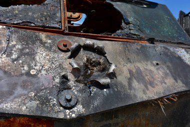 Kyiv 'in merkezinde sergilenen Kiev bölgesinde imha edilen son Rus askeri KAMAZ' ın bir parçası.