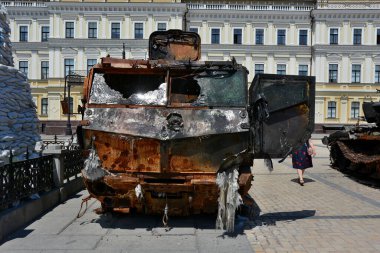Kiev bölgesinde yok edilen ve Kyiv 'in merkezinde sergilenen piyade harekatı için Rusya' nın en son askeri KAMAZ 'ı yok etti.