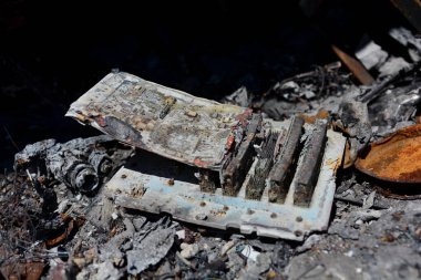 Rusya 'nın Ukrayna' ya karşı giriştiği saldırıyı göstermek amacıyla Ukrayna 'nın merkezinde Rus kendinden güdümlü uçaksavar füze ve topçu sistemi (ZRGK) Pantsir-C tarafından yakılan bilgisayar odası sergileniyor.