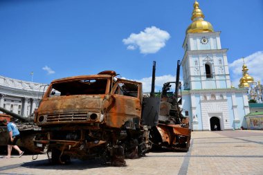 Rusya 'nın Ukrayna' ya karşı saldırısını göstermek amacıyla Kiev şehir merkezinde Ukrayna 'ya karşı yürütülen savaşta imha edilmiş Rus kendinden güdümlü uçaksavar füze ve topçu sistemi (ZRGK) Pantsir-C gösterildi.
