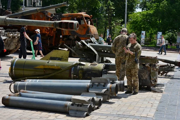 Militares Estão Examinando Mísseis Russos Destruídos Que Foram Abatidos Nos — Fotografia de Stock