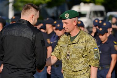 KYIV, UKRAINE - 14 Haziran 2022: Ukrayna İçişleri Bakanı Denis Monastyrsky sınır muhafızlarından birine bir ödül sundu