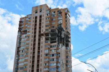 KYIV, UKRAINE - 16 Haziran 2022: Üst katlara bir Rus füzesinin isabet etmesi sonucu hasar gören yerleşim binasının genel görünümü. Rusya Ukrayna 'ya askeri saldırısına devam ediyor