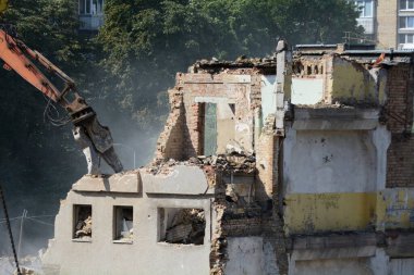 BUCHA, UKRAINE - 16 Haziran 2022: İnşaat ekipmanları, bir Rus füzesi tarafından yıkılan yıkılan binanın yük taşıyan yapılarını söküyor. Rusya Ukrayna 'ya askeri saldırısına devam ediyor