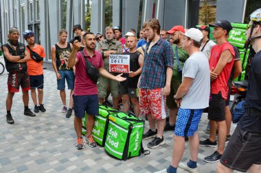 Bolt gıda dağıtım servisi kuryeleri, Kyiv 'deki Bolt genel merkezinin önündeki grev sırasında Estonya' daki yönetim kuruluna bir video mesajı kaydetti. Kuryeler, olumsuz hava koşulları nedeniyle maaş kesintileri ve oranların iptal edilmesinden şikayet ediyorlar