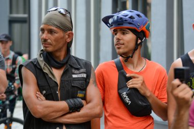 Bolt şirketinin Kyiv kentindeki ana ofisi yakınlarındaki grev sırasında yiyecek dağıtım hizmeti Bolt gıda kuryeleri. Kuryeler, kötü hava koşulları için maaş kesintileri ve katsayıların iptal edilmesinden şikayet ediyorlar, Ukrayna, Salı, Temmuz 