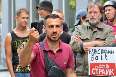 Bolt gıda dağıtım servisi kuryeleri, Kyiv 'deki Bolt genel merkezinin önündeki grev sırasında Estonya' daki yönetim kuruluna bir video mesajı kaydetti. Kuryeler, olumsuz hava koşulları nedeniyle maaş kesintileri ve oranların iptal edilmesinden şikayet ediyorlar