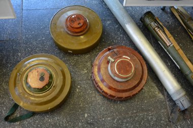 Ukrayna Devlet Acil Durum Servisi 'nin kurtarma ekipleri, istihkamcıları ve psikologları, Ukrayna Kızılhaç Topluluğu çalışanları, Kyiv, Ukrayna, Temmuz Çarşamba günü düzenlenen güvenlik brifingi sırasında Rus mermileri ve tanksavar mayınları denedi.