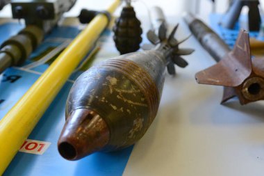 Ukrayna Devlet Acil Durum Servisi 'nin kurtarma ekipleri, istihkamcılar ve psikologları, Ukrayna Kızılhaç Cemiyeti çalışanları Kyiv, Ukrayna' da 26 Temmuz 2022 Çarşamba günü yapılan güvenlik brifinginde Rus bombardımanı ve bombaları denedi..