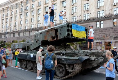 People inspect the destroyed equipment of the Russian army displayed at Khreshchatyk in the center of Kyiv. Ukrainians will celebrate the 31st anniversary of Independence Day on August 24, 2022. Russia invaded Ukraine on February 24, 2022, triggering