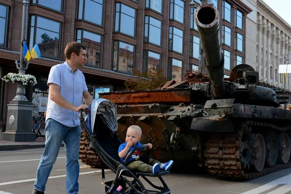 Man Child Stroller Backdrop Destroyed Equipment Russian Army Exhibited Khreshchatyk — Fotografia de Stock