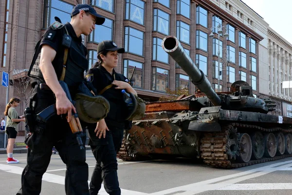 Policemen Backdrop Destroyed Equipment Russian Army Exhibited Khreshchatyk Center Kyiv — Stockfoto