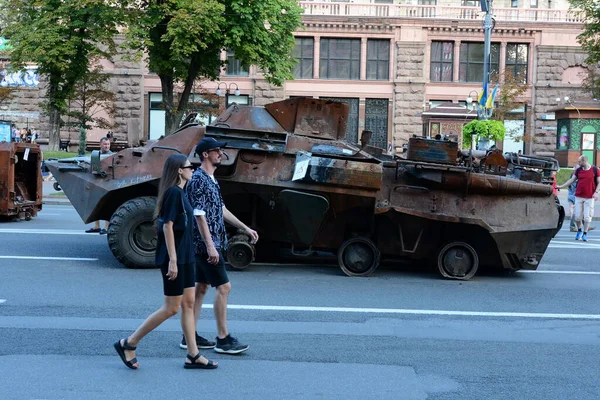 People Inspect Destroyed Equipment Russian Army Displayed Khreshchatyk Center Kyiv — Fotografia de Stock