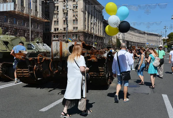 Kyiv Ukraine August 2022 People Inspect Destroyed Russian Army Equipment — Fotografia de Stock