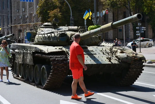 Киев Украина Августа 2022 Года Люди Осматривают Уничтоженную Российскую Армейскую — стоковое фото