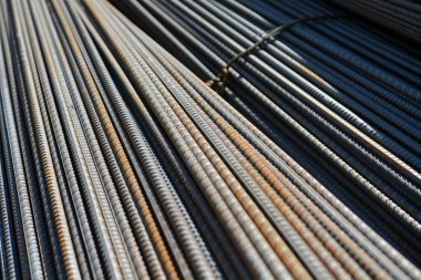 İnşaat alanında çelik çubuk dokusu yığını