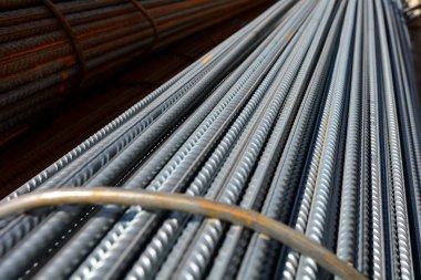 İnşaat alanında çelik çubuk dokusu yığını