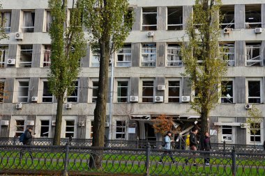 KYIV, UKRAINE - 10 Ekim 2022: Rusya 'nın Kyiv, Ukrayna' da 10 Ekim 2022 tarihinde bir ofis binası bombalandı. Birkaç ay süren nispeten sakinlikten sonra, Pazartesi sabahı erken saatlerde Kyiv 'i çoklu patlamalar sarstı..