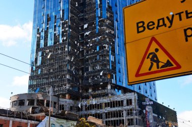 KYIV, UKRAINE - 10 Ekim 2022: Rusya 'nın Kyiv, Ukrayna' da 10 Ekim 2022 tarihinde bir iş merkezi binası bombalandı. Birkaç ay süren nispeten sakinlikten sonra, Pazartesi sabahı erken saatlerde Kyiv 'i çoklu patlamalar sarstı..