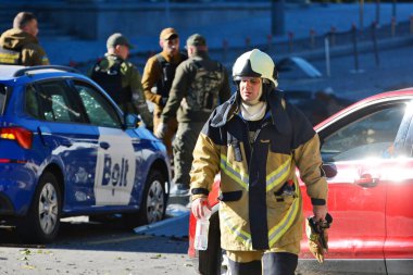 KYIV, UKRAINE - 10 Ekim 2022: 10 Ekim 2022 tarihinde Ukrayna 'nın Kyiv kentinde bir Rus roket saldırısı sonrasında bir kurtarma görevlisi. Birkaç ay süren nispeten sakinlikten sonra, Pazartesi sabahı erken saatlerde Kyiv 'i çok sayıda patlama sarstı..