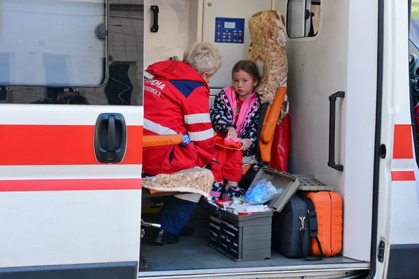Kyiv Ucrania Octubre 2022 Trabajador Ambulancia Trata Una Niña Después — Foto de Stock