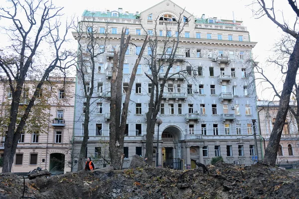 Kyiv Ukraine 2022 Beschadigde Gevel Van Een Gebouw Naast Een — Stockfoto