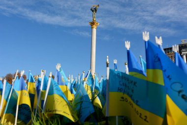 Ukrayna 'nın başkenti Kyiv' deki Bağımsızlık Anıtı 'nın arka planında Ukrayna bayrakları