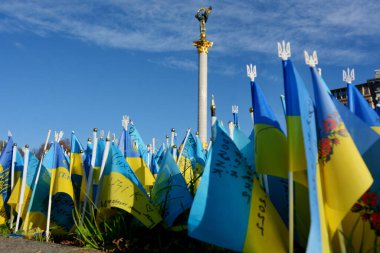 Ukrayna 'nın başkenti Kyiv' deki Bağımsızlık Anıtı 'nın arka planında Ukrayna bayrakları
