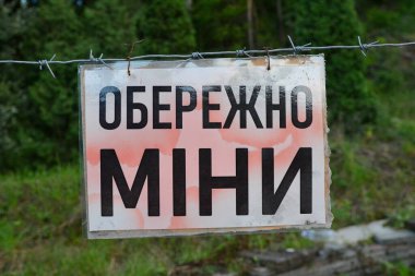 10 Ekim 2022 'de Kyiv' de bir Rus füze patlamasının yaşandığı yerin yakınındaki bir parkta üzerinde 