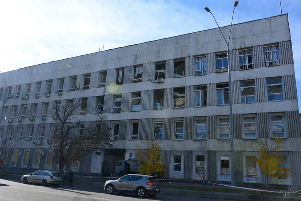 Een Kantoorgebouw Werd Getroffen Door Russische Beschietingen Kiev Oekraïne Maandag — Stockfoto