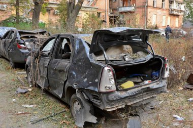 10 Ekim 2022 tarihinde Ukrayna 'nın başkenti Kyiv' de Rus füze ateşiyle hasar gören arabalar.