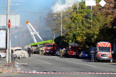 17 Ekim 2022 'de Kyiv, Ukrayna' daki binalara sabah erken saatlerde meydana gelen patlamalardan sonra bir insansız hava aracı ateşinin ardından itfaiyeciler çalıştı. R tarafından gerçekleştirilen saldırılar nedeniyle Kyiv 'de beş ayrı patlama meydana geldiği bildirildi.