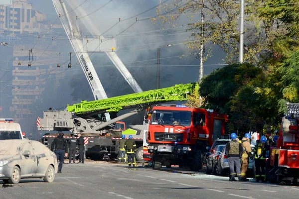 Πυροσβέστες Εργάζονται Μετά Από Ένα Drone Που Πυροβόλησε Κτίρια Στο — Φωτογραφία Αρχείου