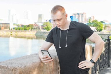 Kulaklıklı beyaz adam en sevdiği oyunu seçiyor.