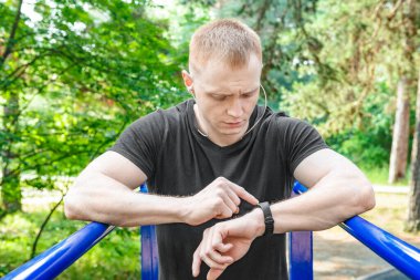 Genç bir adam çubuklarında egzersizleri yapıyor oyun.