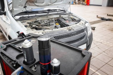 Otomobil motoru kapatılıyor. Araç motorunun onarımı ve bakımı.