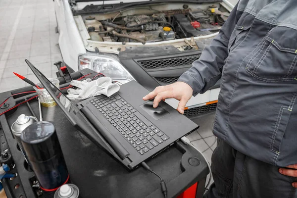 Mecánico Automóviles Mantiene Vehículo Con Ayuda Una Computadora Diagnóstico Tecnología — Foto de Stock